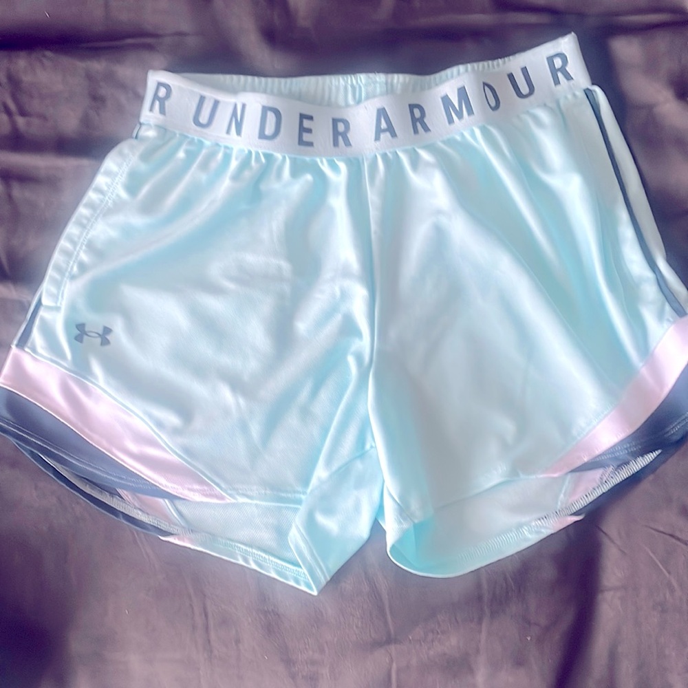 An underarmour workout set. Top is a size youth XL bottoms are a woman’s small.